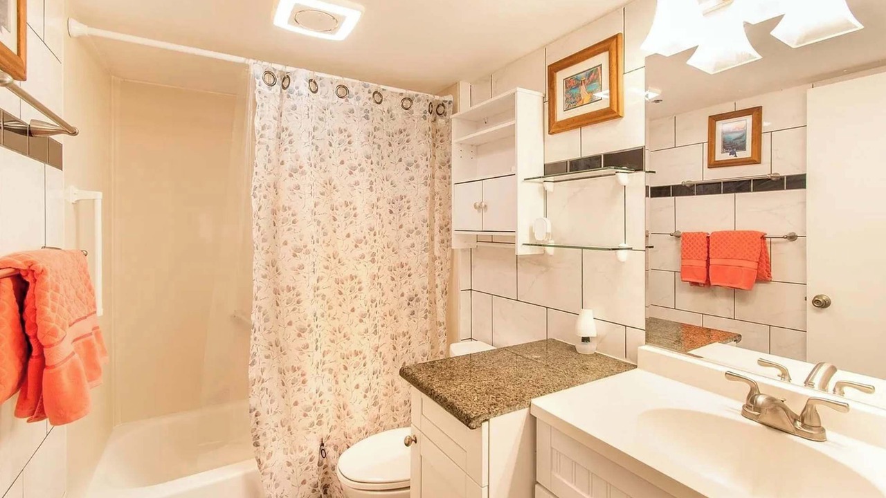 Photo of Bathroom in Downtown Honolulu