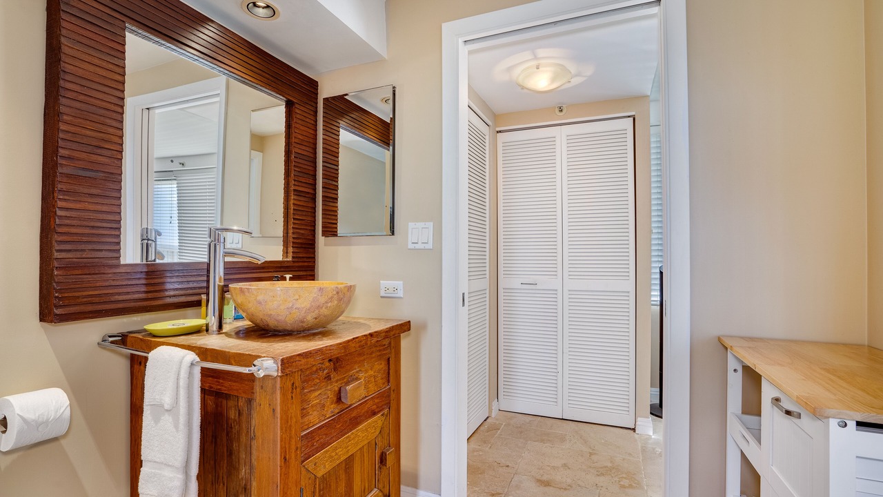 Photo of Bathroom in Diamond Head - Kapahulu - St. Louis