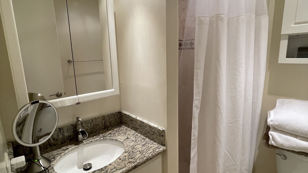 Photo of Bathroom in Downtown Honolulu