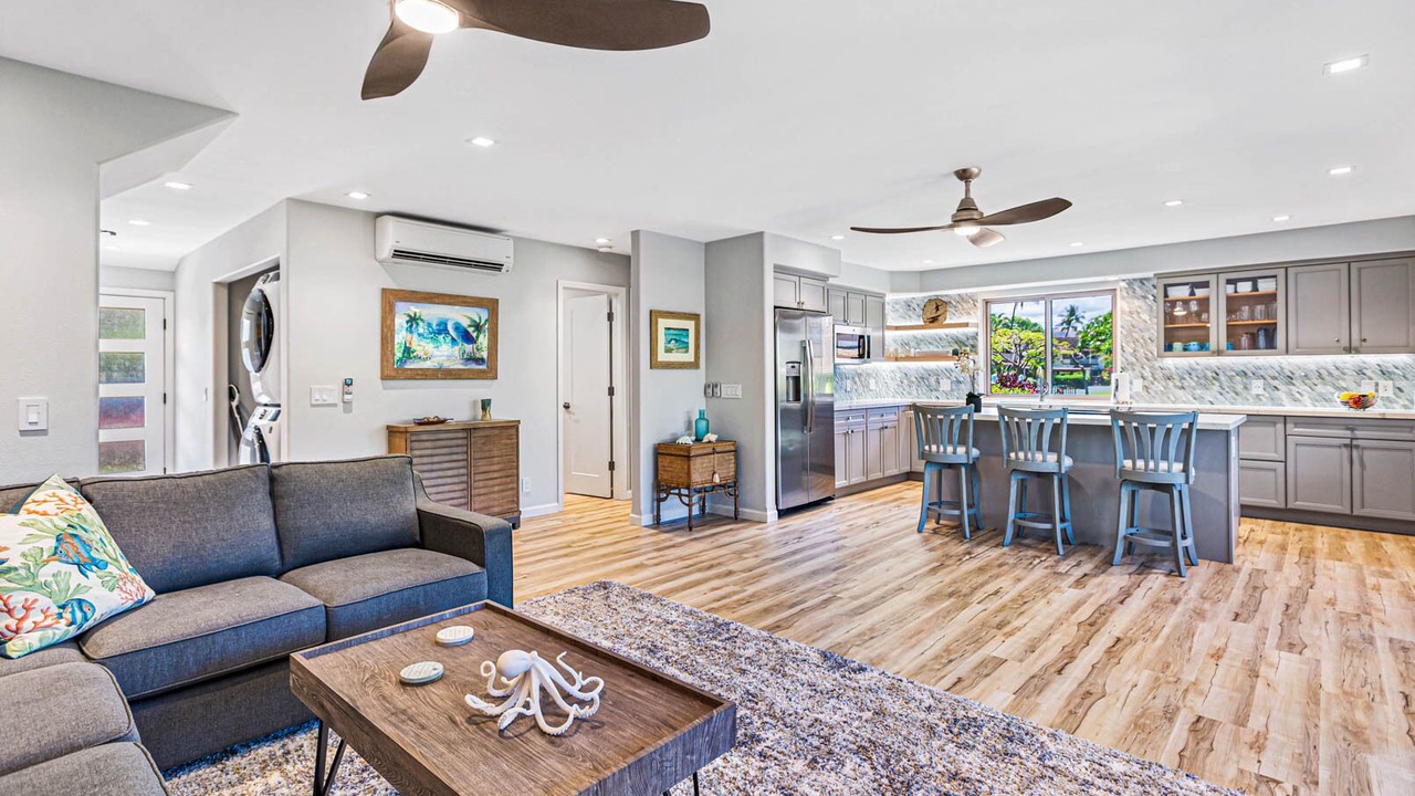 Photo of Livingroom in Historic Lahaina Front Street