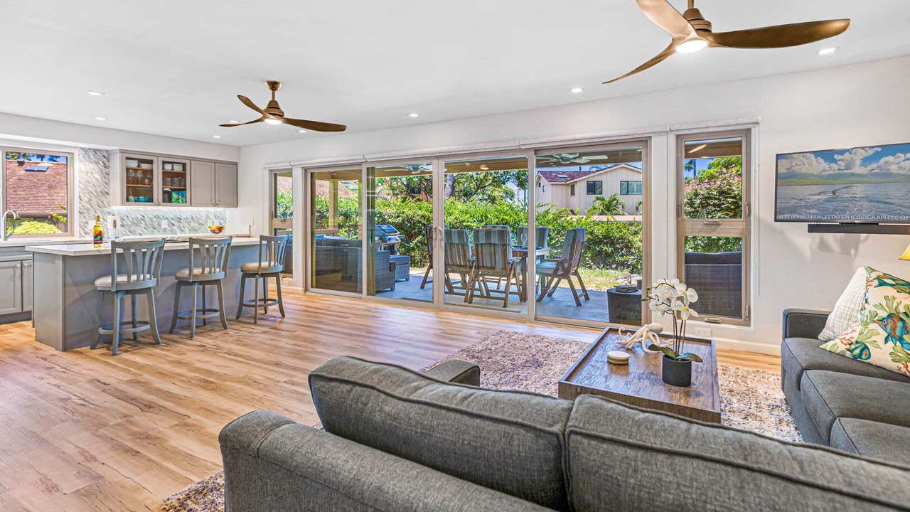 Photo of Livingroom in Historic Lahaina Front Street