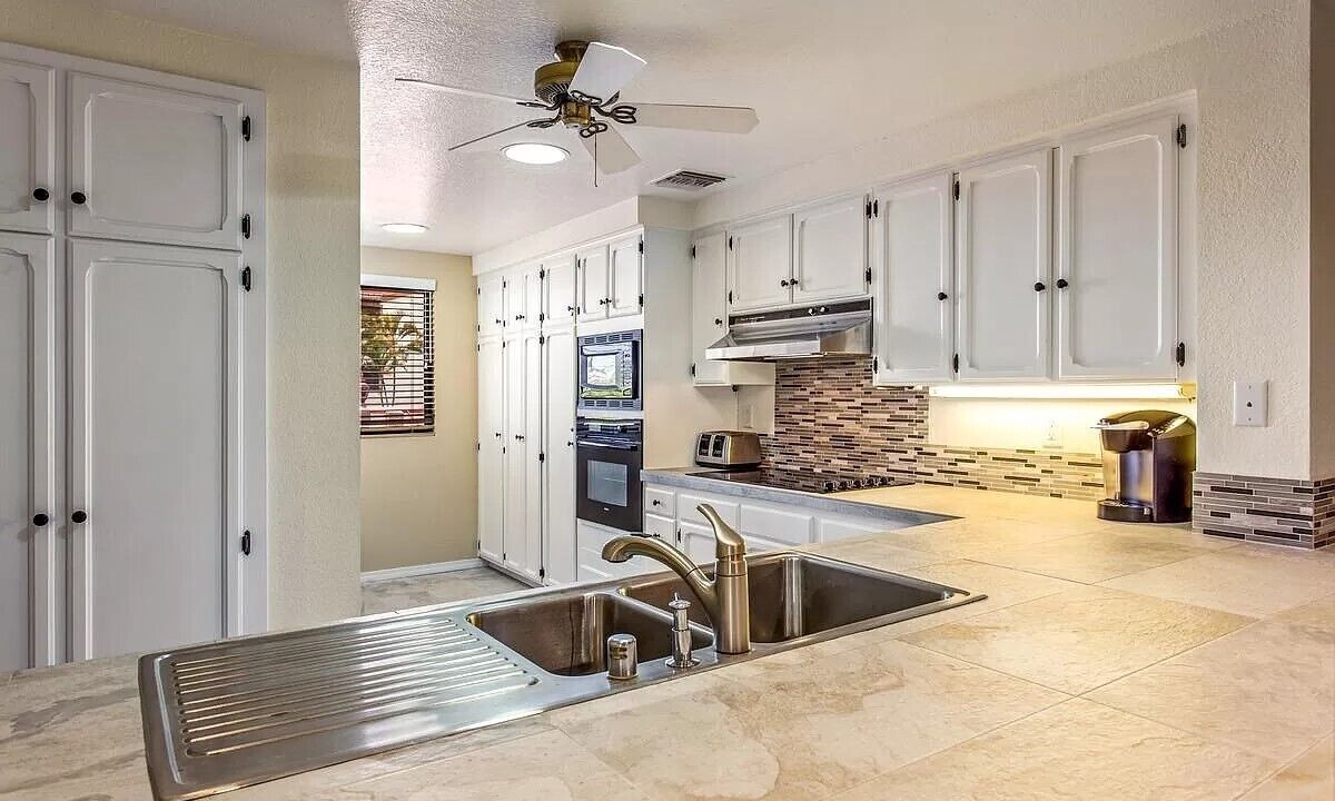 Photo of Kitchen in Kahaluu-Keauhou