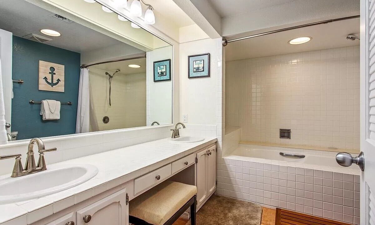 Photo of Bathroom in Kahaluu-Keauhou
