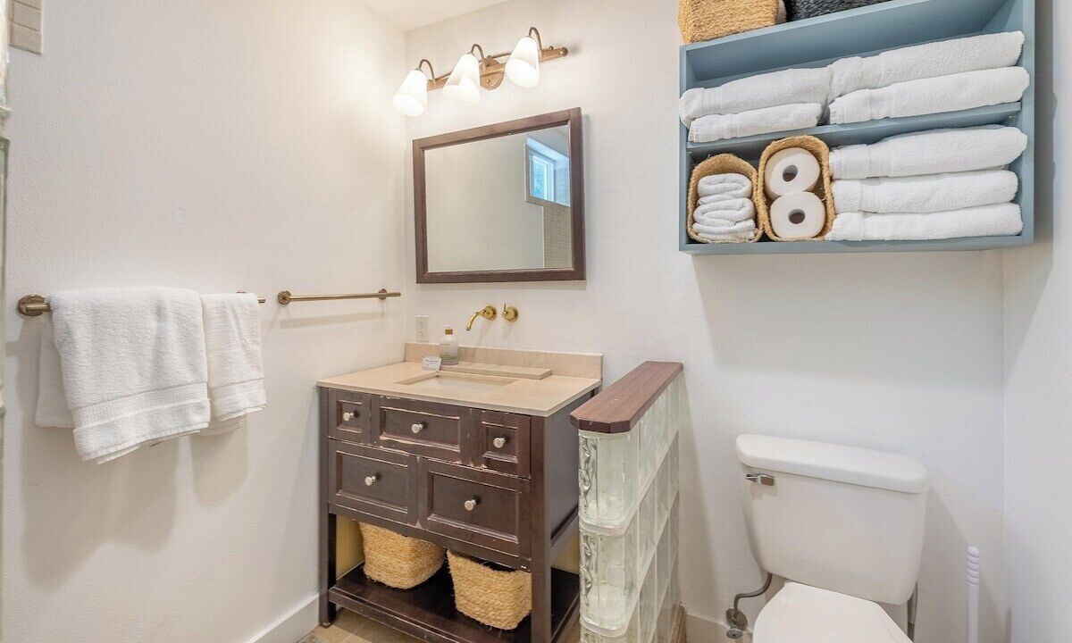 Photo of Bathroom in Kahaluu Bay