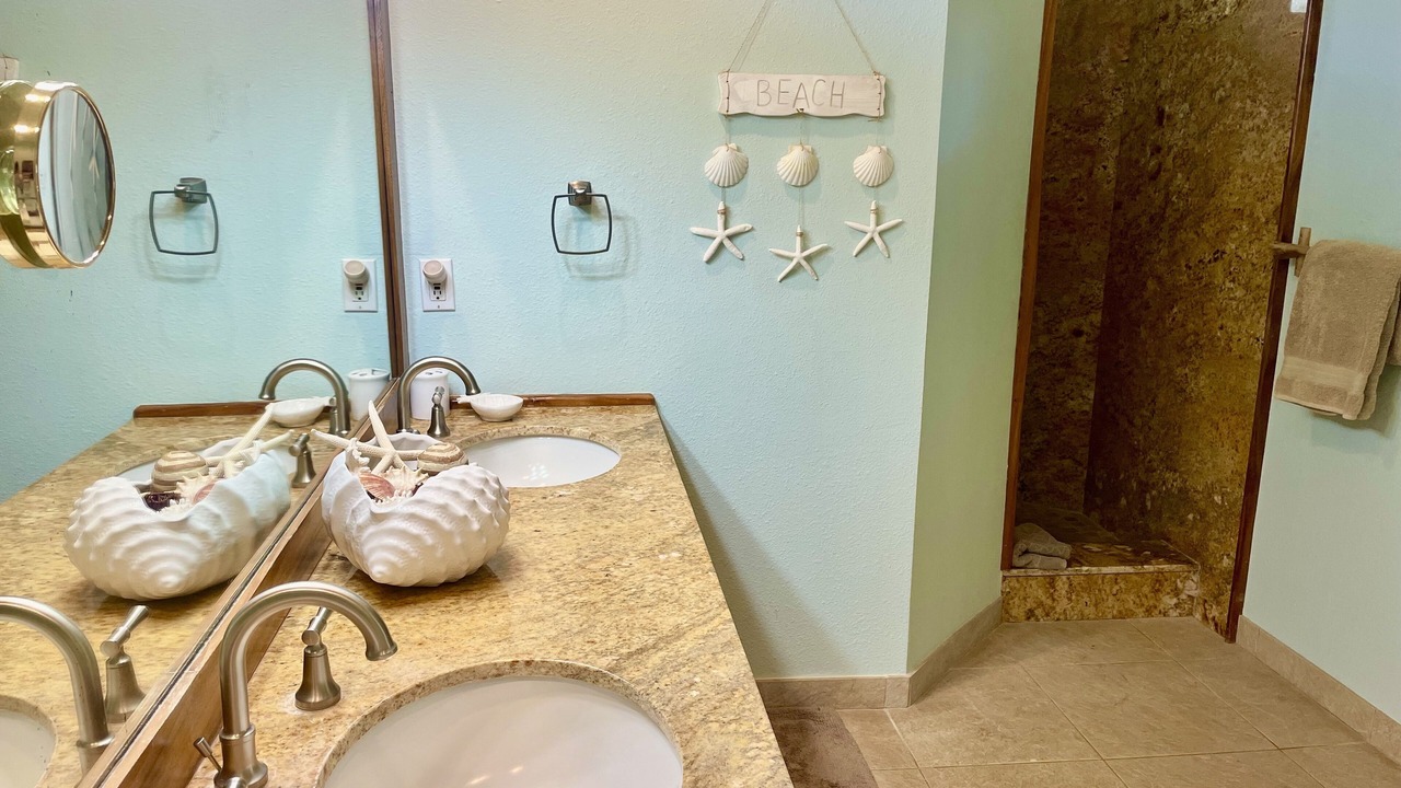 Photo of Bathroom in Poipu