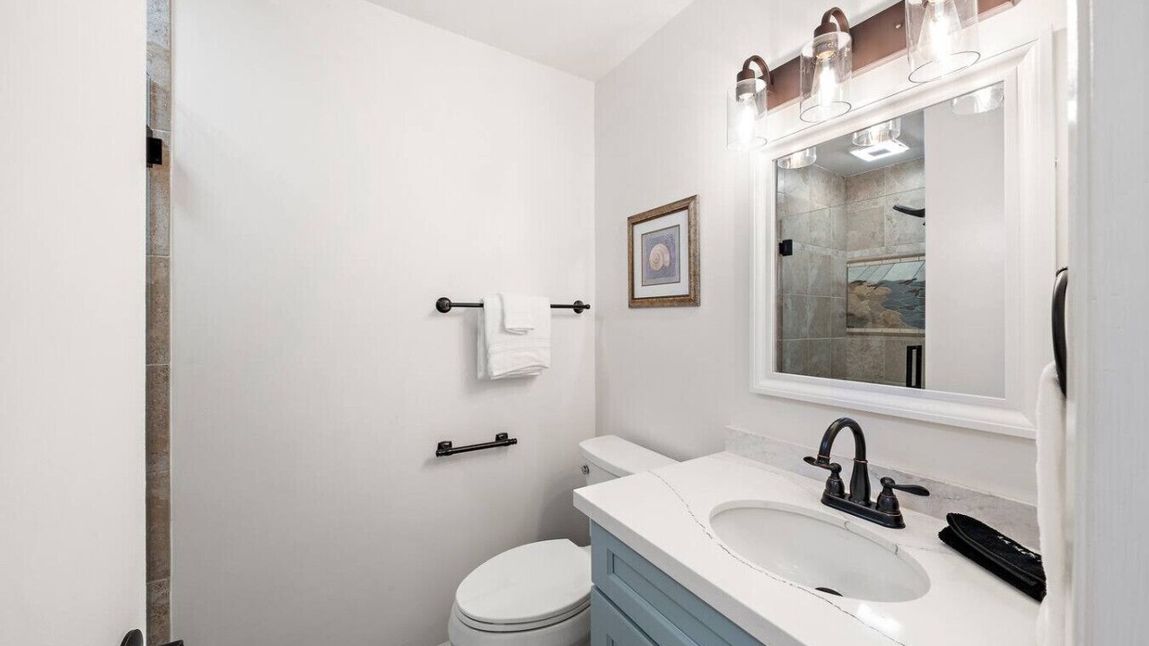 Photo of Bathroom in Historic Lahaina Front Street