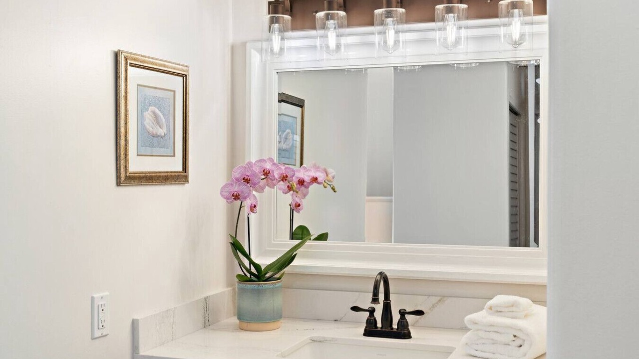 Photo of Bathroom in Historic Lahaina Front Street