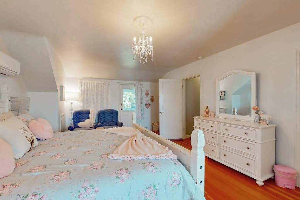 Photo of Bedroom in Monitor
