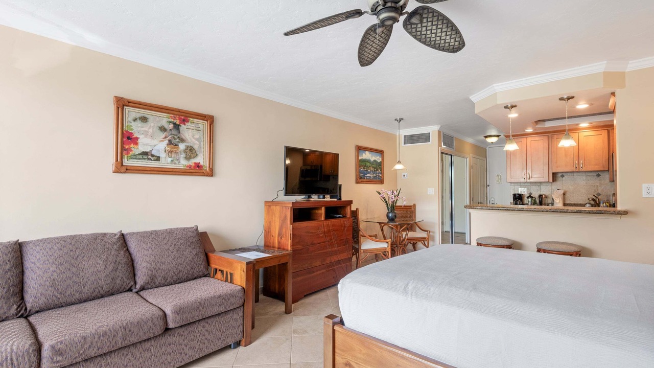 Photo of Bedroom in Historic Lahaina Front Street