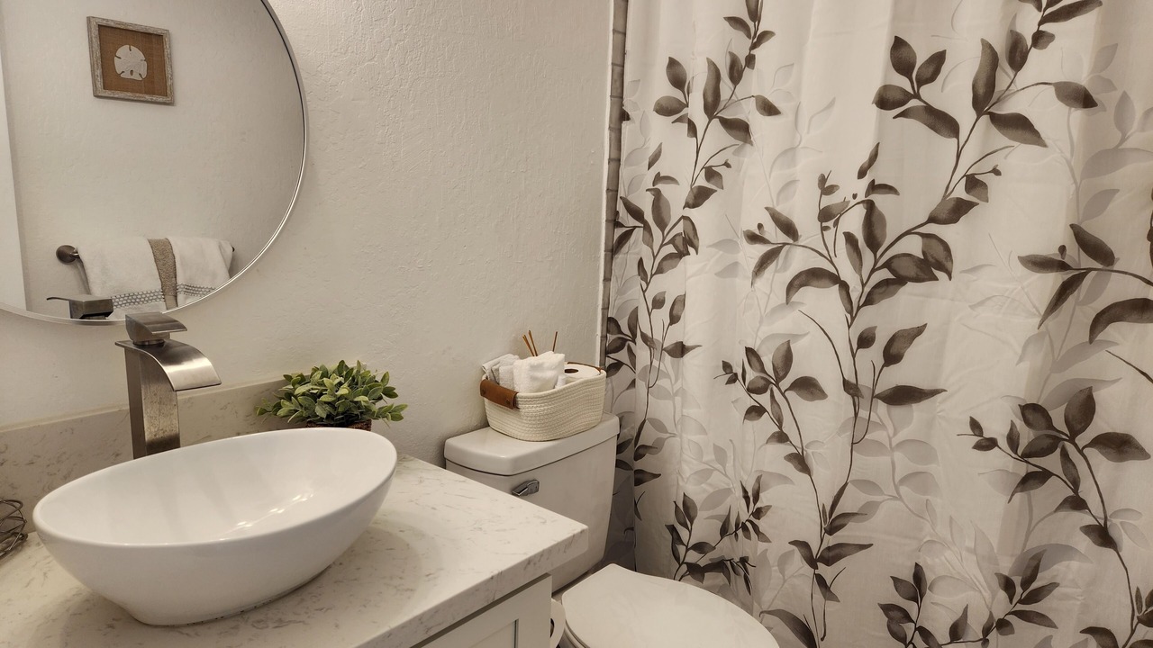 Photo of Bathroom in Makaha Valley
