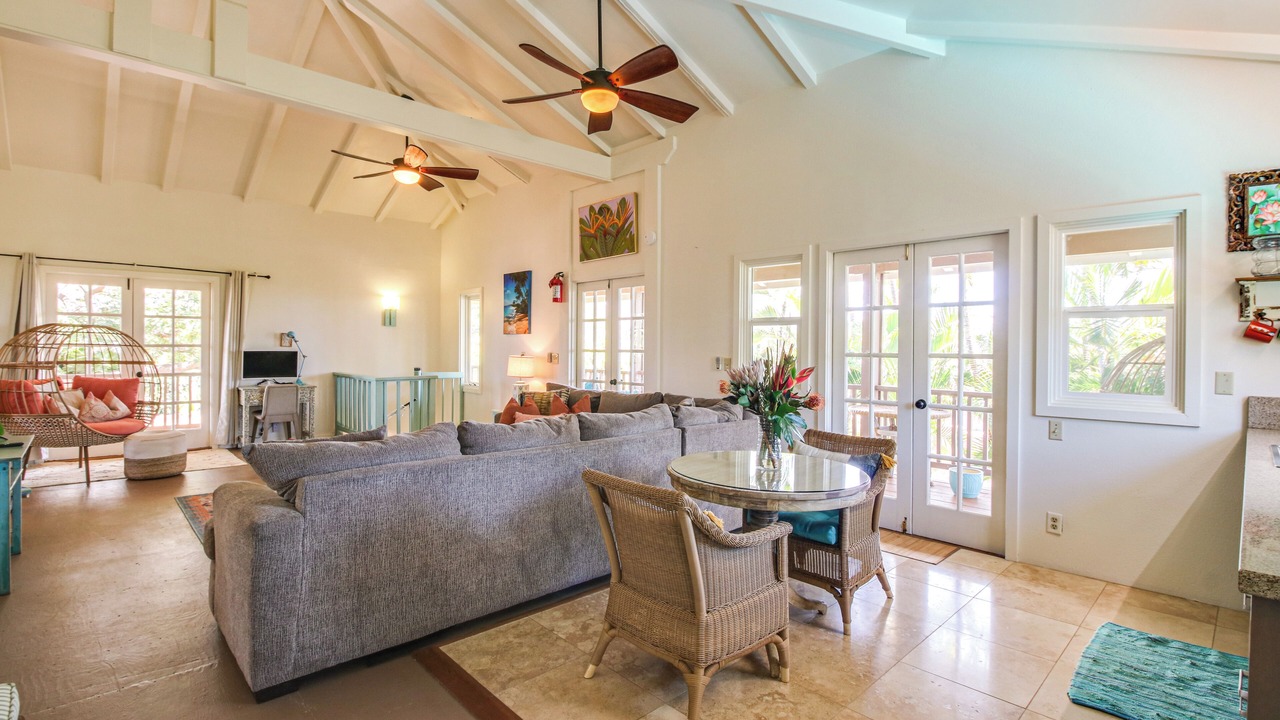 Photo of Livingroom in Historic Lahaina Front Street