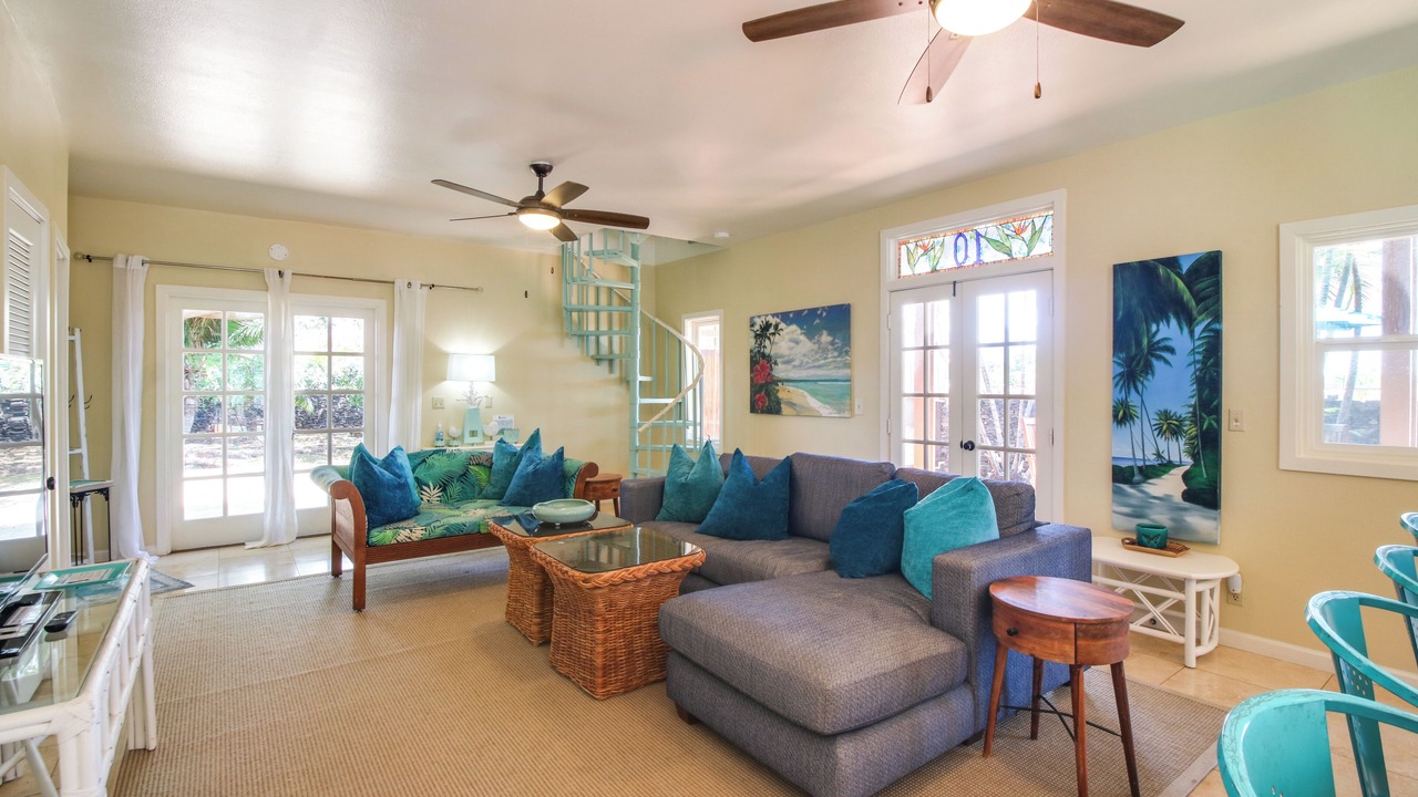 Photo of Livingroom in Historic Lahaina Front Street