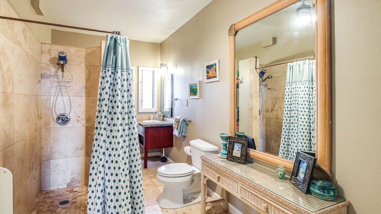 Photo of Bathroom in Historic Lahaina Front Street