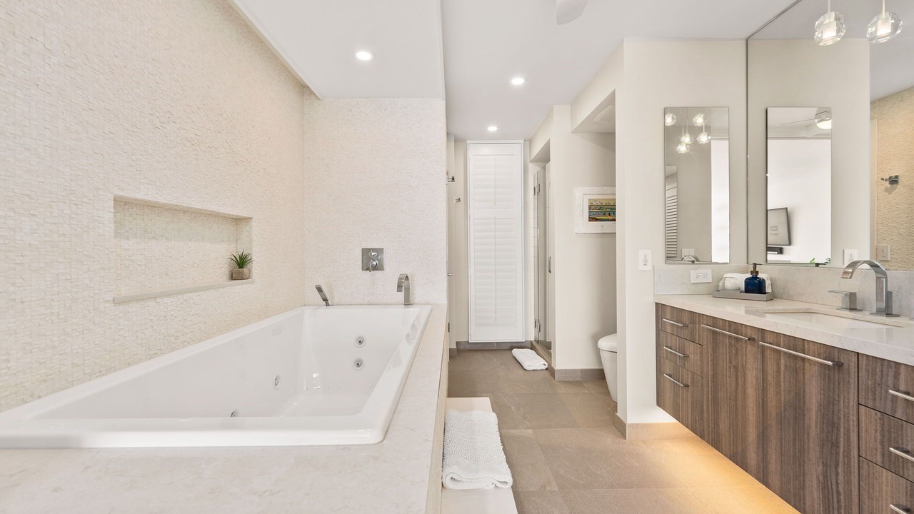 Photo of Bathroom in Diamond Head - Kapahulu - St. Louis