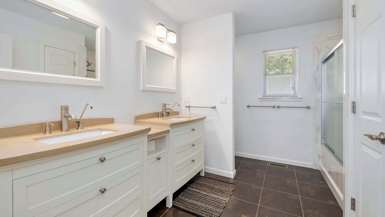 Photo of Bathroom in Garfield