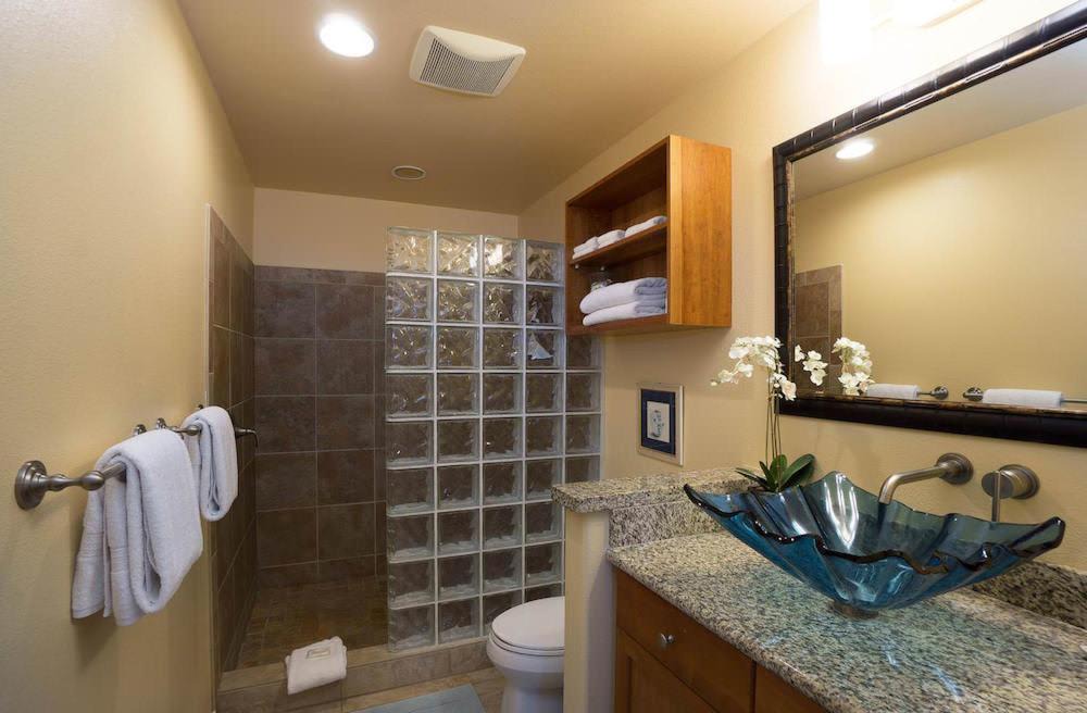 Photo of Bathroom in Kahaluu Bay