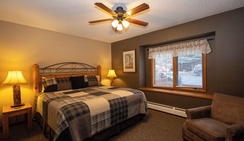 Suite (1 Bedroom Full Kitchen River Level)