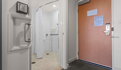 Waikiki Tower Ocean View room Accessible