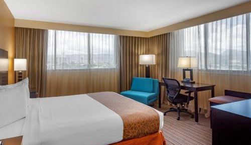 King Tower Room with Sofa Bed and Roll-In Shower - View/Disability Access/Non-Smoking