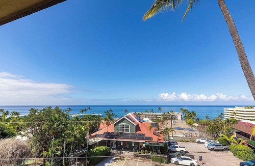 Historic Kailua Village Apartment | Kona Mansions 5-minute Walk to Honls Beach