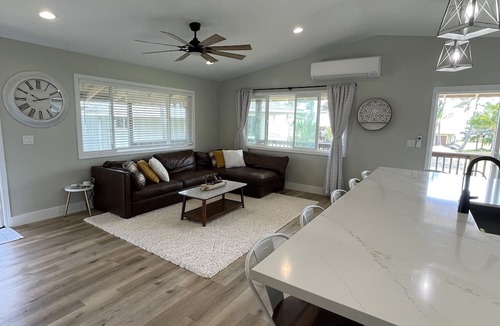 Hauula House | Exotic Oceanfront 5 bedroom 3 bathroom house w/AC