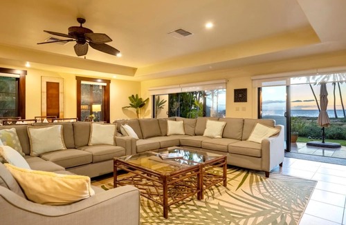 Kihei House | K B M Resorts: Maui Hale-1470, Beach Front House, 3 Bedroom, On the Sand, Sleeps 10+, Perfect for Families, L'occitane, Privacy, Includes Rental Car!