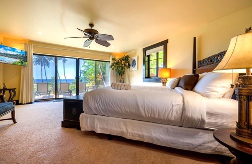 Kihei House | K B M Resorts: Maui Hale-1470, Beach Front House, 3 Bedroom, On the Sand, Sleeps 10+, Perfect for Families, L'occitane, Privacy, Includes Rental Car!