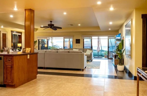 Kihei House | K B M Resorts: Maui Hale-1470, Beach Front House, 3 Bedroom, On the Sand, Sleeps 10+, Perfect for Families, L'occitane, Privacy, Includes Rental Car!