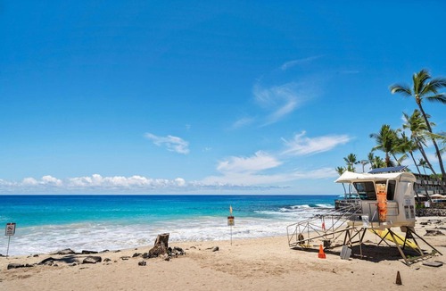 Kahaluu Bay Hotel | Big Island White Sands Village by Coldwell Banker Island Vacations