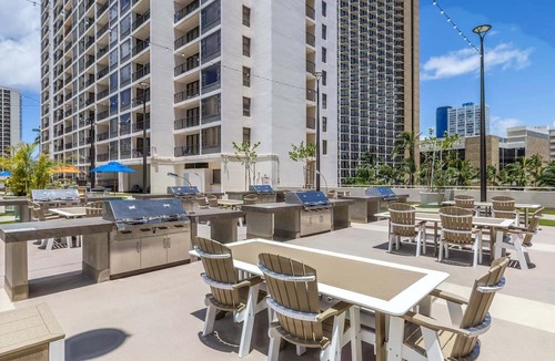 Waikiki Condo | 19th Floor Condo with Lanai & Sea Views - FREE Parking!