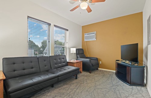 West Central Apartment | Maple Leaf Manor Suites