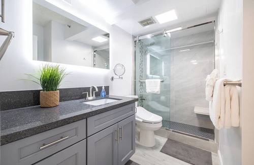 Waikiki Apartment | Waikiki Banyan Condo w/King Bed & Parking, Near Beach