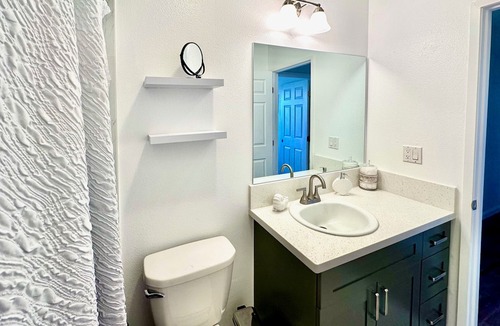 Kapolei House | Dog-friendly stay with kitchenette, washer/dryer, & fitness room access