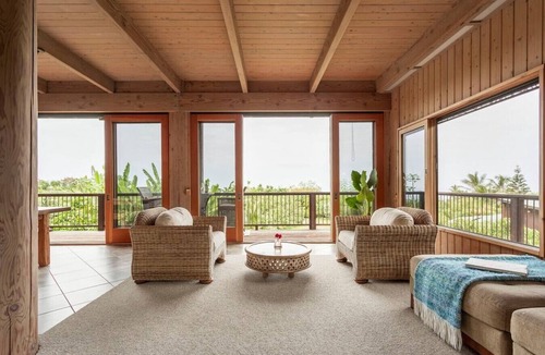 Honaunau-Napoopoo House | Sweeping Views from a Striking Home with Balconies