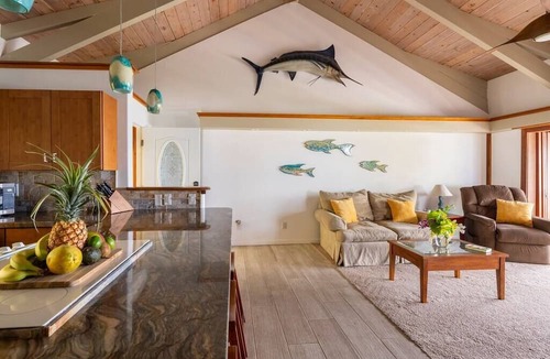 Kahaluu Bay Villa | Reefside Suite at Seaspray Ocean View