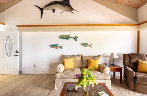 Kahaluu Bay Villa | Reefside Suite at Seaspray Ocean View