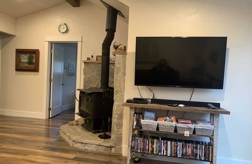 Shady Cove Cottage | Spectacular Cozy Cottage- Wood Stove, Fire Pit, Creek