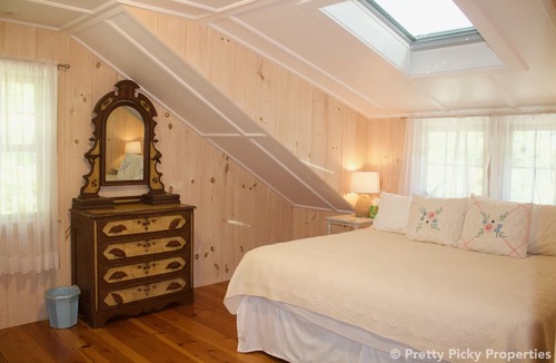 West Hyannisport House | Cozy Cottage: 135-HYP Quintessential Hyannis Port Cottage: Renovated, Putting Green, Walk to Beach