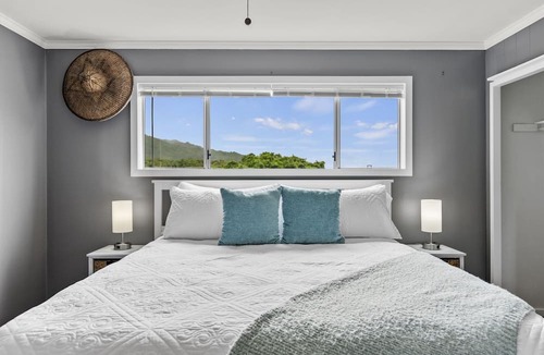 Punaluu House | Mau Loa Hale: Perfect Location 5 Acres Walk to Bch! Open concept! Breeze & Views