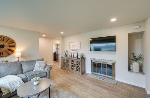 Oak Harbor House | Spacious Updated Place at Harbor Home Base