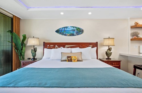 Historic Lahaina Front Street Condo | Premier Oceanfront Room
