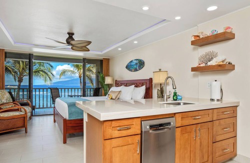 Historic Lahaina Front Street Condo | Premier Oceanfront Room