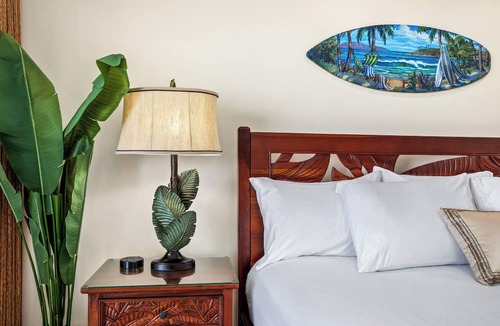 Historic Lahaina Front Street Condo | Premier Oceanfront Room