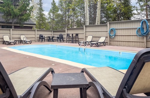 Breckenridge Condo | Walk to lift and Main Street. Pool and hot tub.