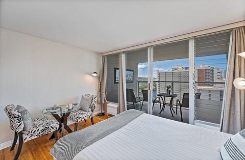 Waikiki Condo | Golf Course & Mountain Views at the Island Colony Amazing Building Amenities