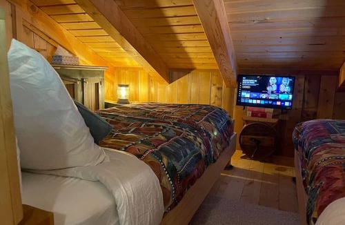 Sundance Cottage | Refined creekside retreat Walk to ski lift Steps to dining Hot tub On Sundance Resort