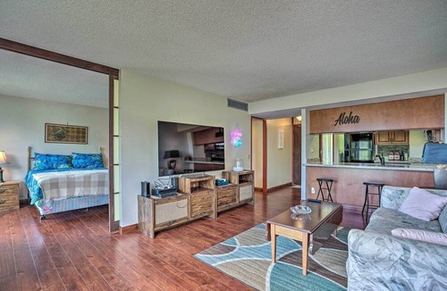 Makaha Condo | Lush Condo w/Community Pool, 1 Mi to Beach!