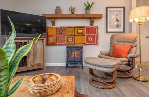 Hamilton House | Cozy, Creekside Cottage