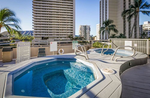 Waikiki Condo | Aston Waikiki Banyan 1BMV1 | Mountain Views – Pool & Hot Tub
