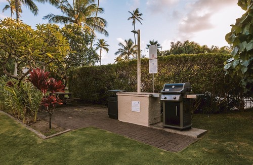 Wailua Hotel | Garden Oasis: Reconnect with Nature! Room w/Balcony! 3 Outdoor Pools + Parking